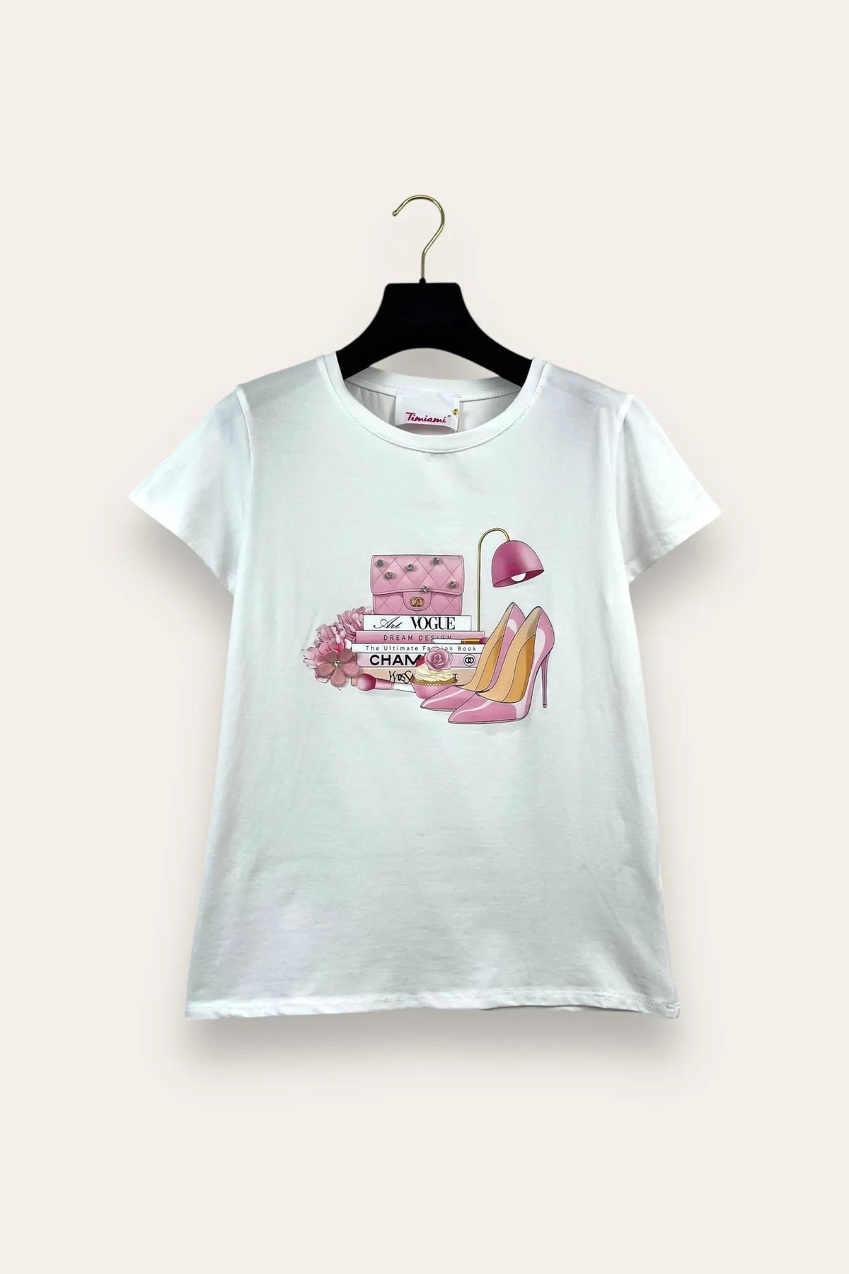 T-shirt con stampa borsa, libri, lampada e tacco 
