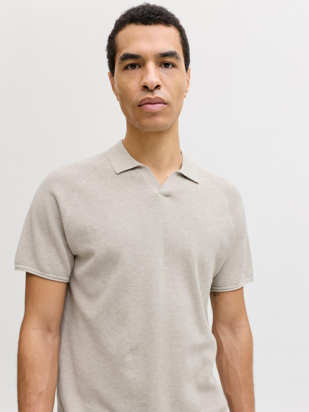 JJHILL KNIT SPLIT NECK SS26 