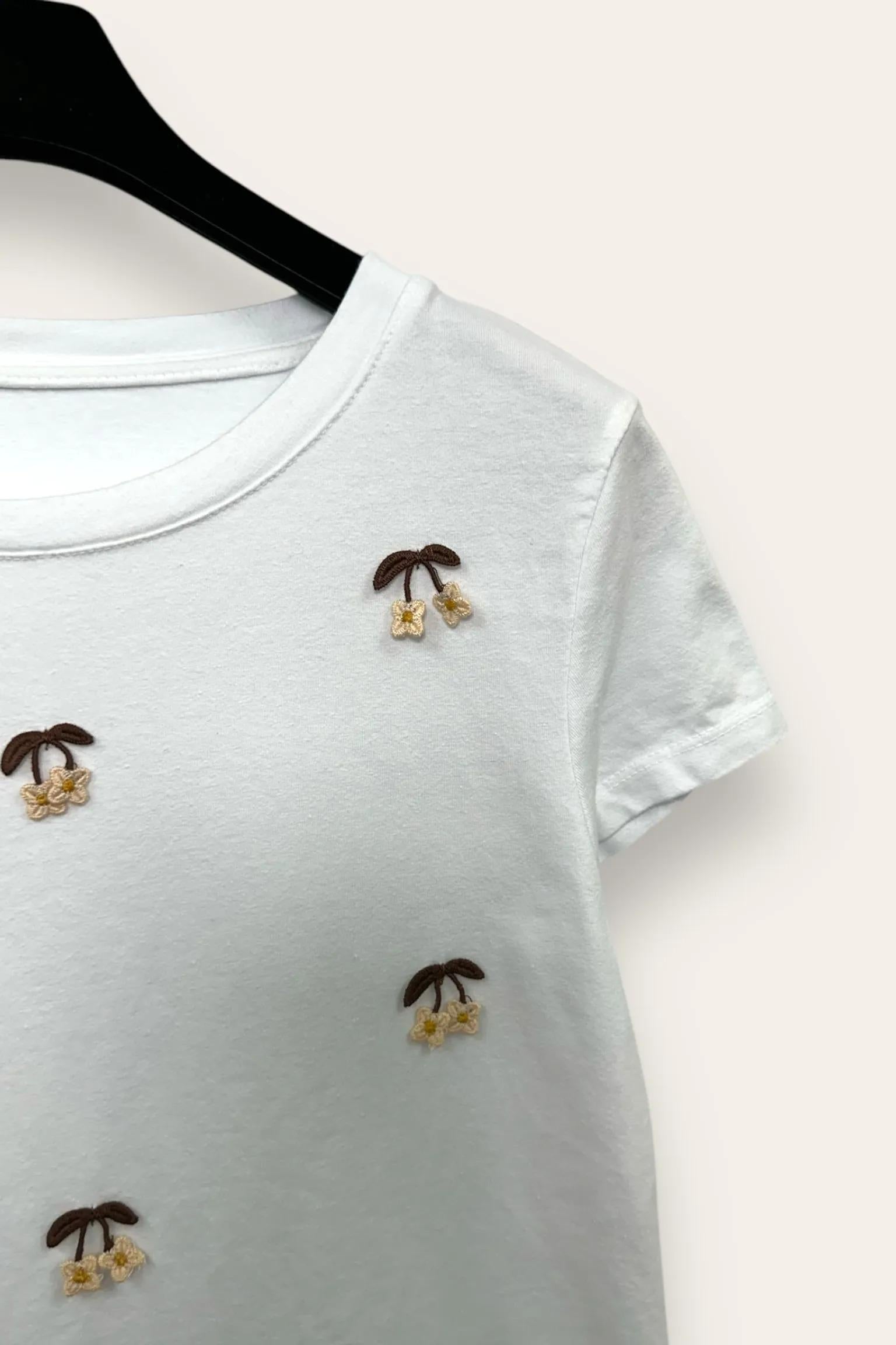 T-shirt con fiori OT-10747/Bianco LOVEme