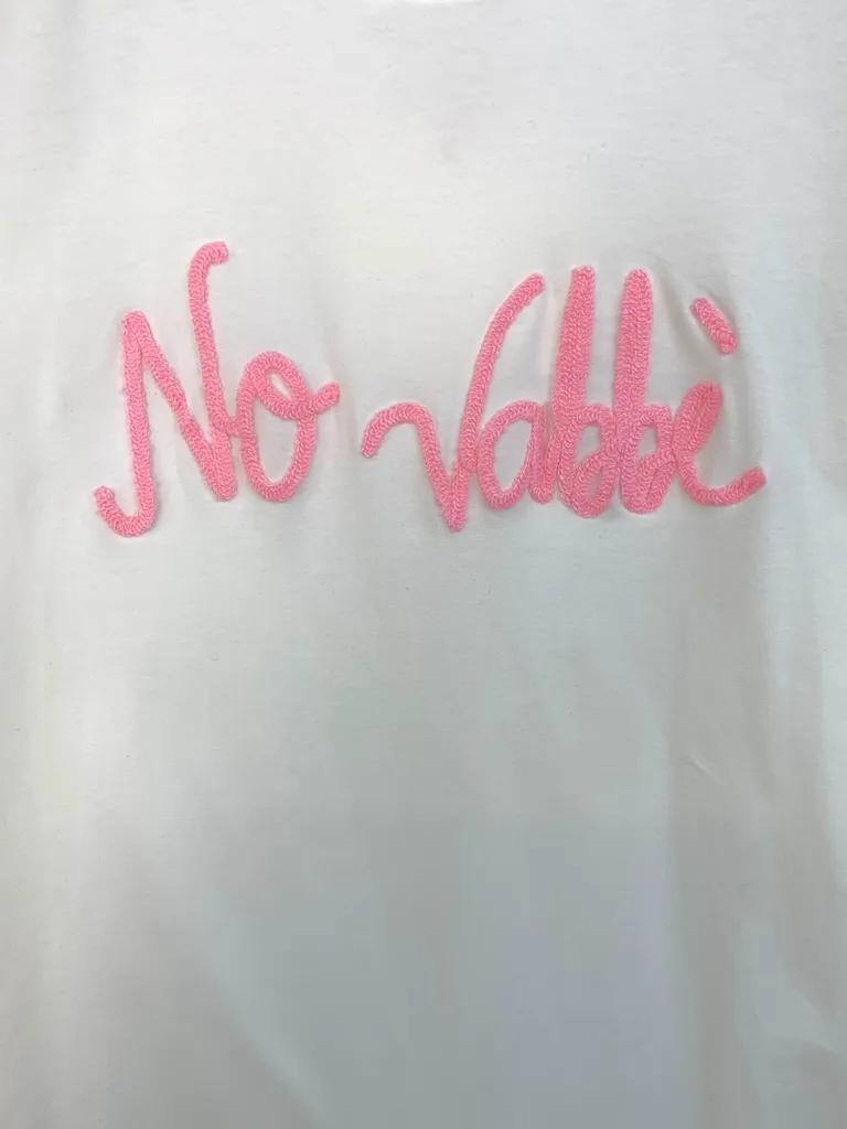 T-shirt con scritta ricamata "no vabbè" 
