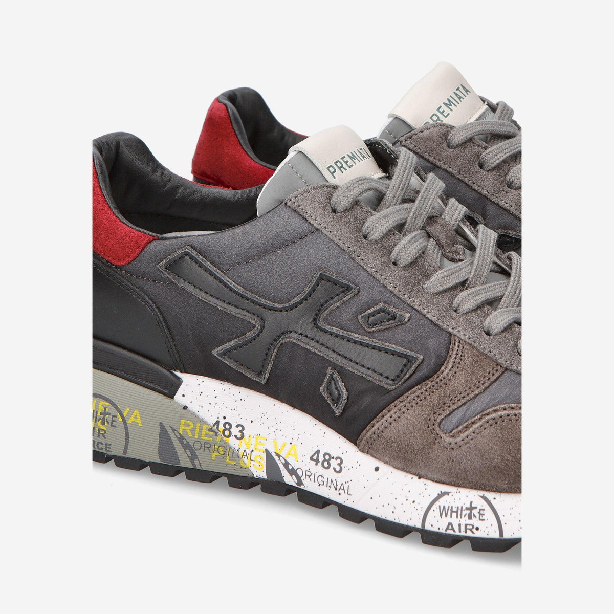 SNEAKERS 