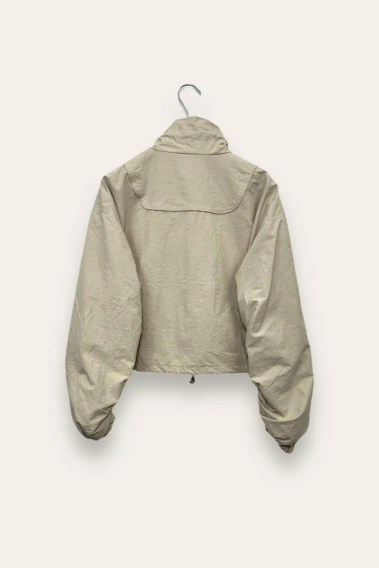 Giacca a bomber cropped con due tasche frontali YY-10722/Beige LOVEme