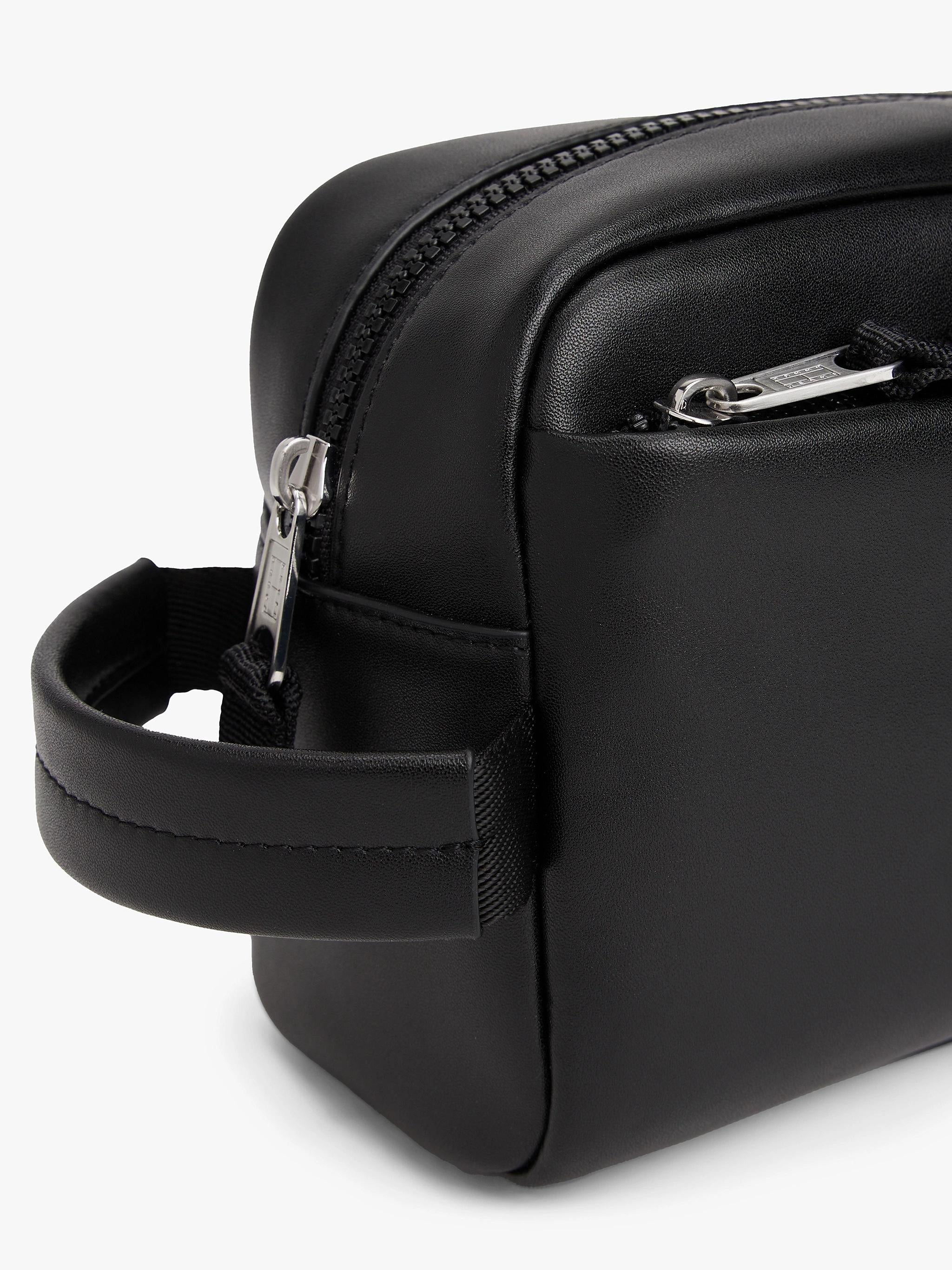 TJM LINEAR LEATHER WASHBAG AM0AM13692/BDS TOMMY JEANS