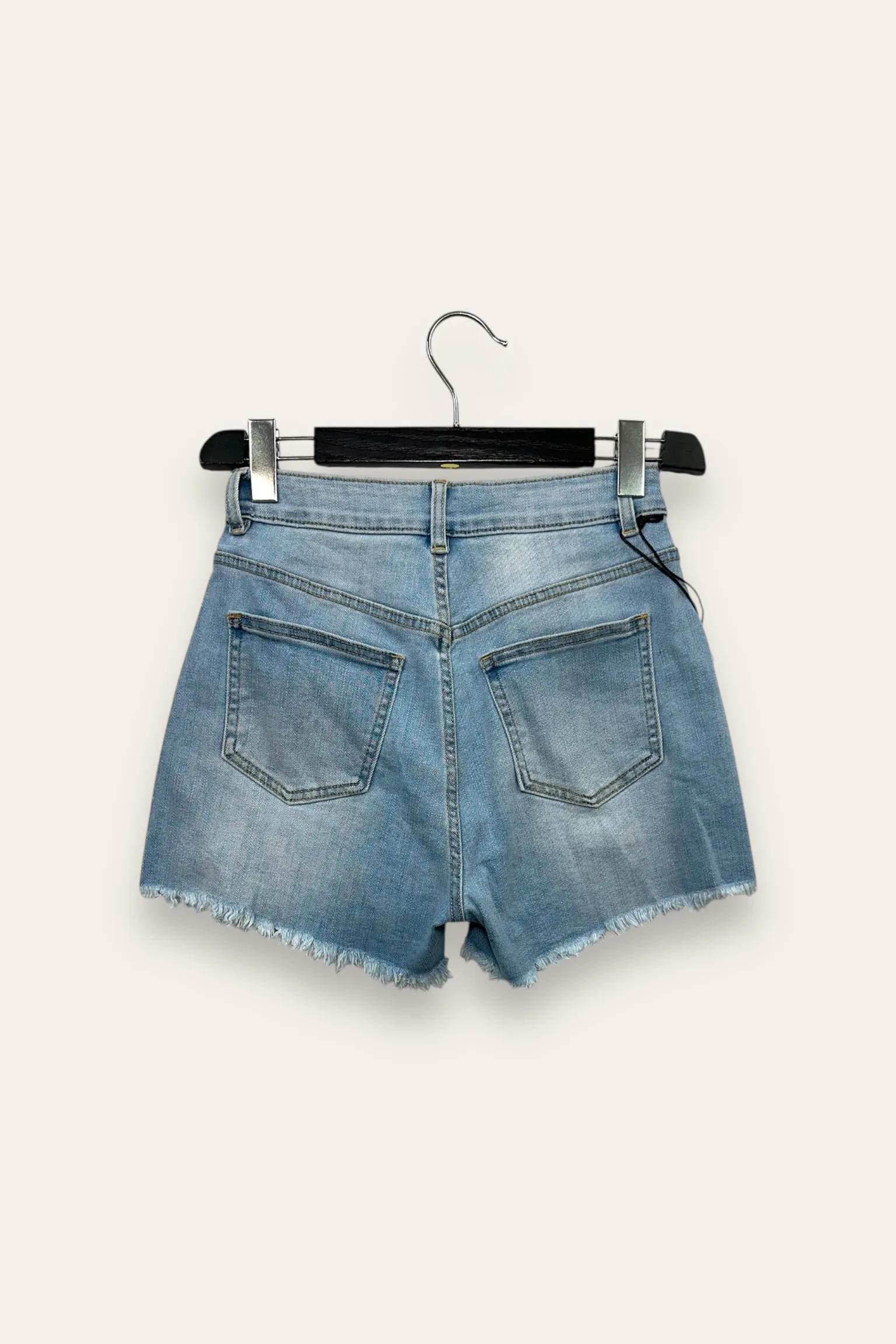 Shorts di jeans sfrangiato 