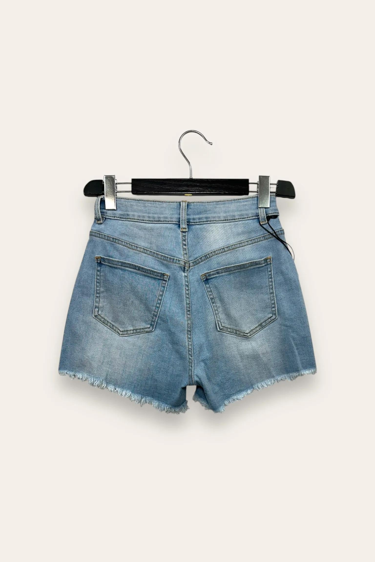 Shorts di jeans sfrangiato 
