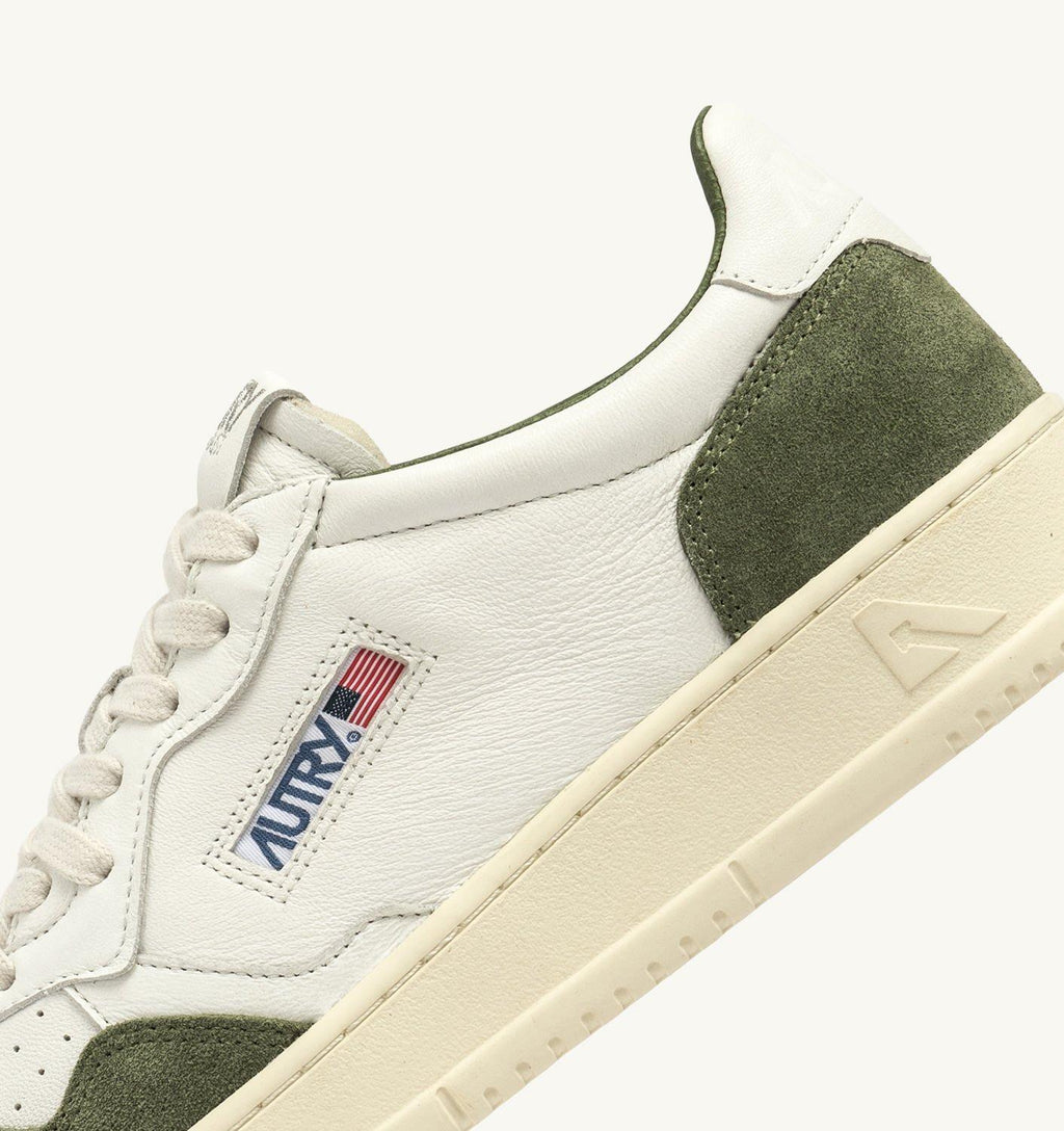 Sneaker medialist, in pelle bianca ed inserti in camoscio verde 
